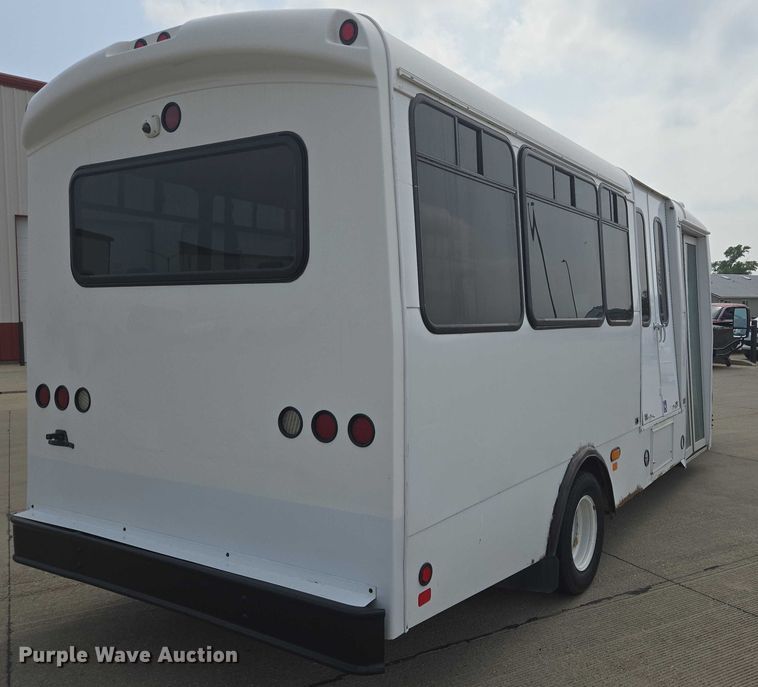 image for item ER5269 2015 Ford E450 shuttle bus