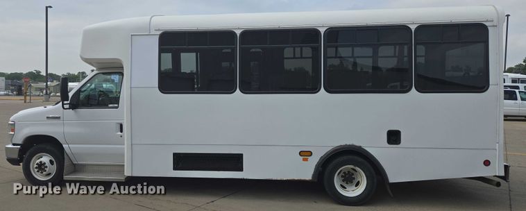 image for item ER5269 2015 Ford E450 shuttle bus