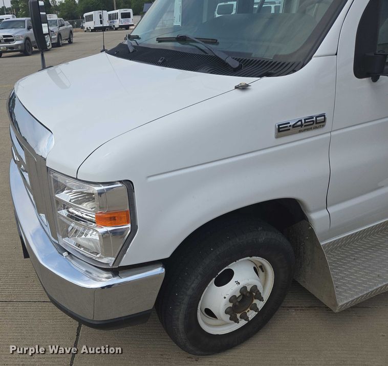 image for item ER5269 2015 Ford E450 shuttle bus