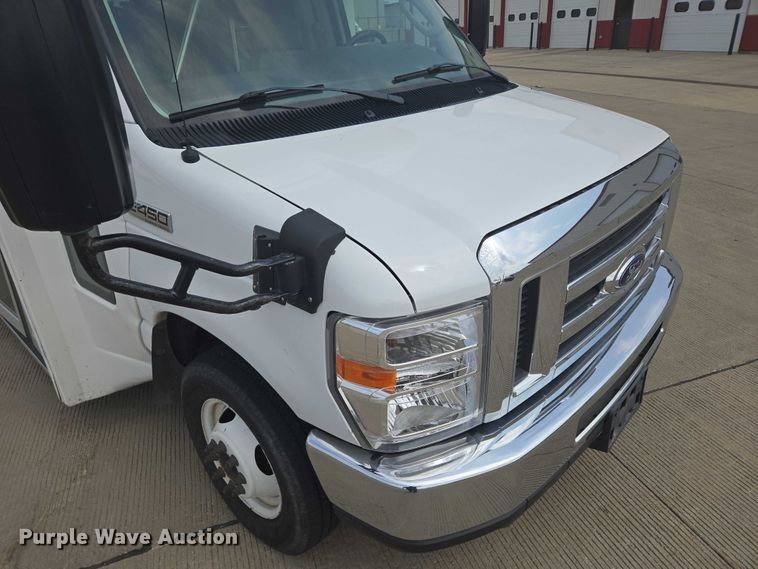 image for item ER5269 2015 Ford E450 shuttle bus