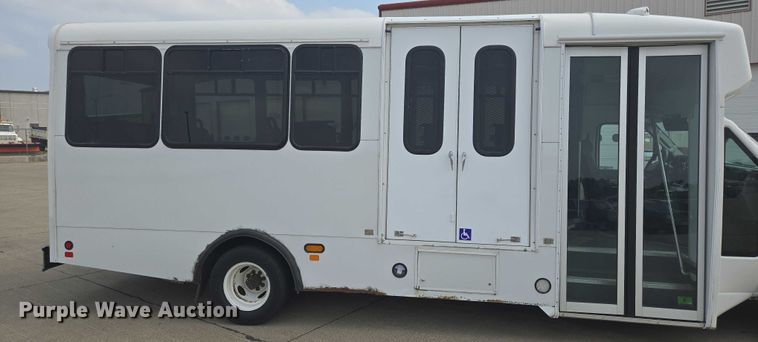 image for item ER5269 2015 Ford E450 shuttle bus