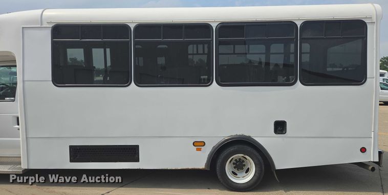 image for item ER5269 2015 Ford E450 shuttle bus