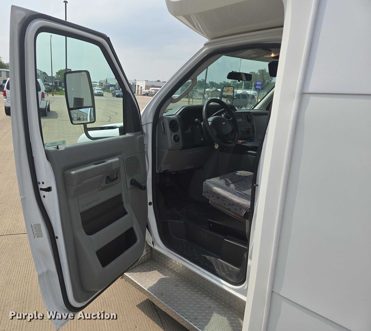 image for item ER5269 2015 Ford E450 shuttle bus