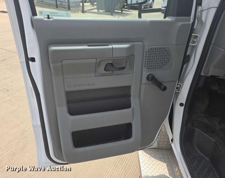 image for item ER5269 2015 Ford E450 shuttle bus