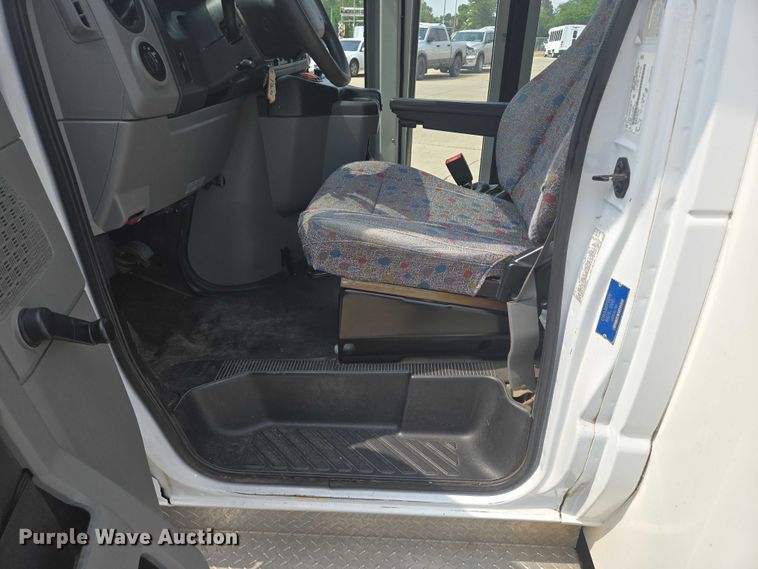 image for item ER5269 2015 Ford E450 shuttle bus