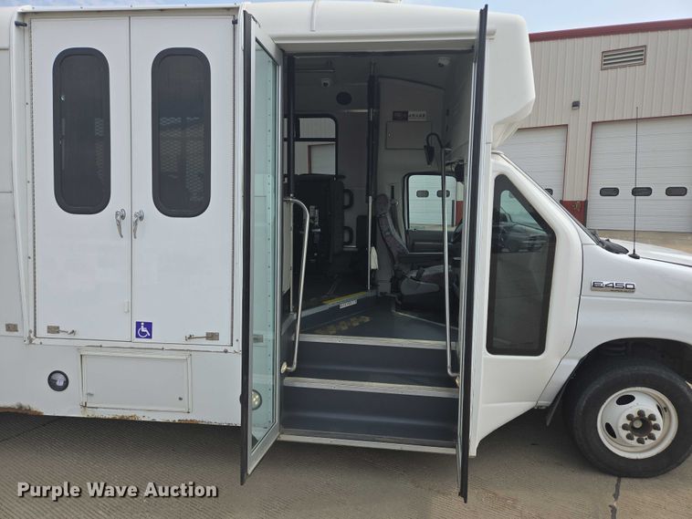 image for item ER5269 2015 Ford E450 shuttle bus