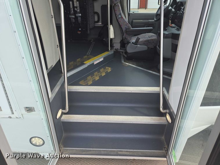 image for item ER5269 2015 Ford E450 shuttle bus