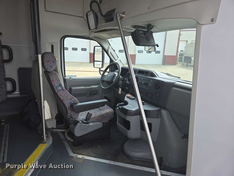 image for item ER5269 2015 Ford E450 shuttle bus