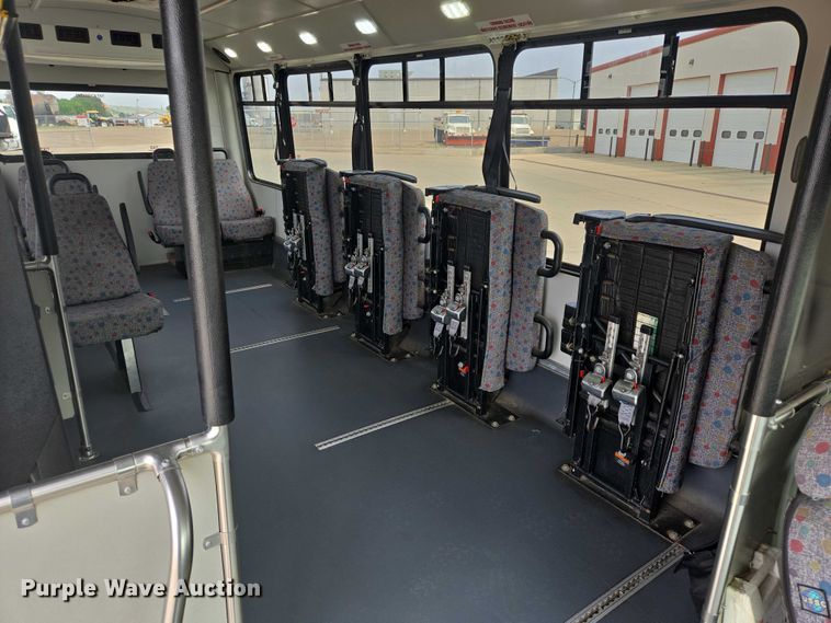 image for item ER5269 2015 Ford E450 shuttle bus