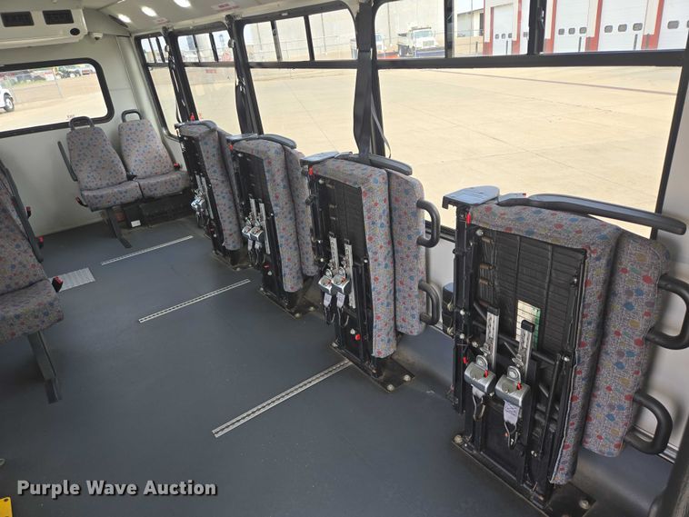 image for item ER5269 2015 Ford E450 shuttle bus