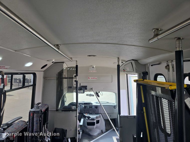 image for item ER5269 2015 Ford E450 shuttle bus