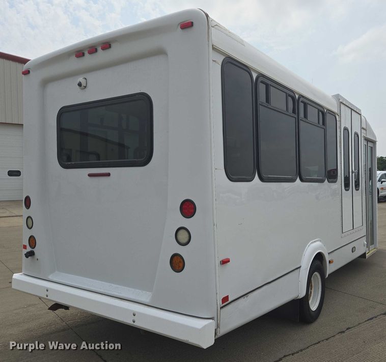 image for item ER5270 2016 Ford E450 shuttle bus