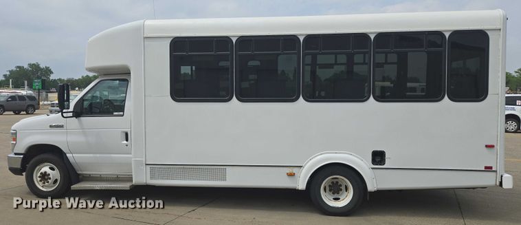 image for item ER5270 2016 Ford E450 shuttle bus