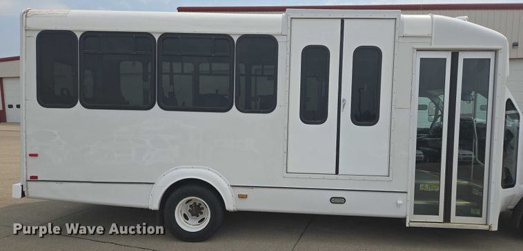 image for item ER5270 2016 Ford E450 shuttle bus