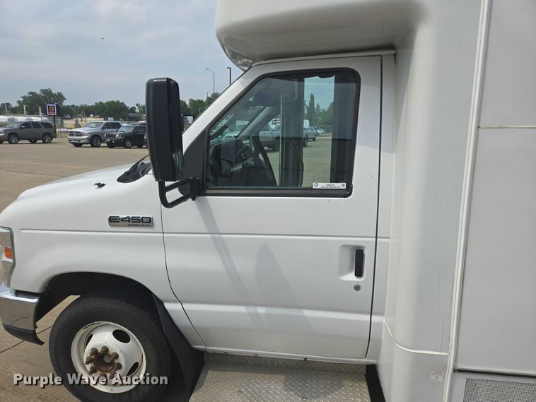 image for item ER5270 2016 Ford E450 shuttle bus