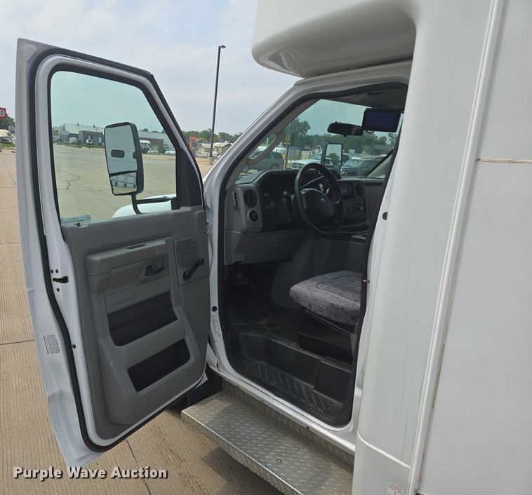 image for item ER5270 2016 Ford E450 shuttle bus