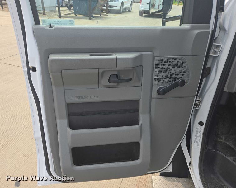 image for item ER5270 2016 Ford E450 shuttle bus