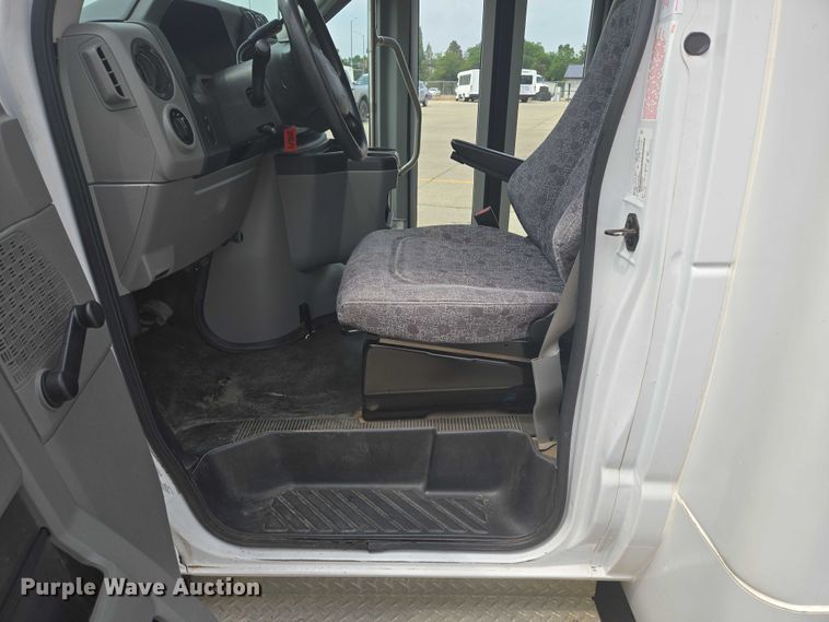 image for item ER5270 2016 Ford E450 shuttle bus