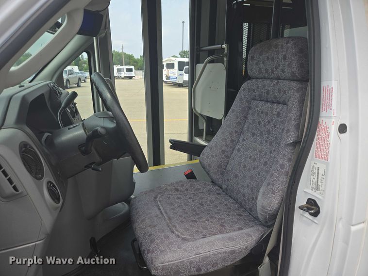 image for item ER5270 2016 Ford E450 shuttle bus