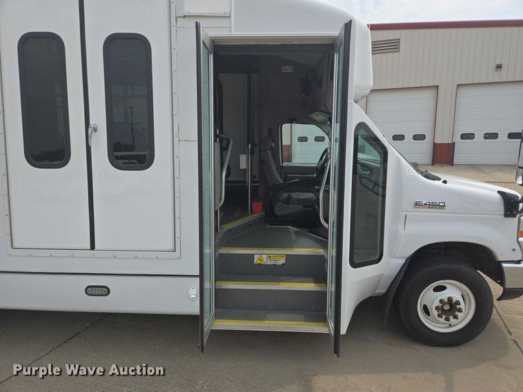 image for item ER5270 2016 Ford E450 shuttle bus