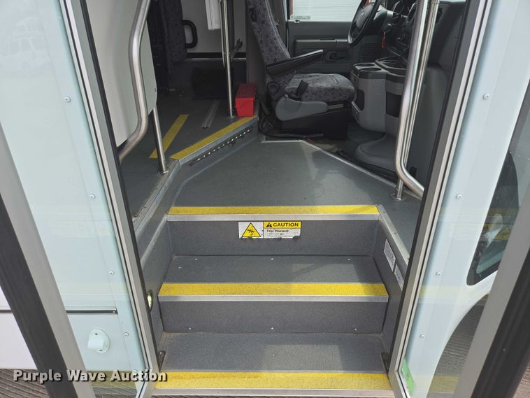 image for item ER5270 2016 Ford E450 shuttle bus