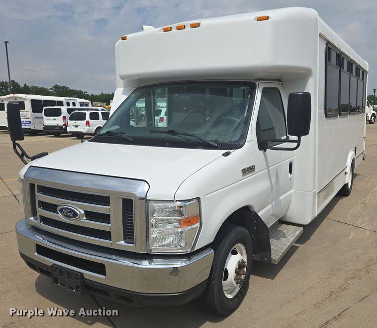 image for item ER5271 2016 Ford E450 shuttle bus