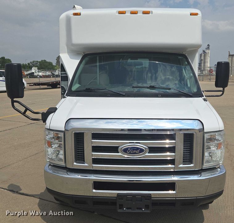 image for item ER5271 2016 Ford E450 shuttle bus