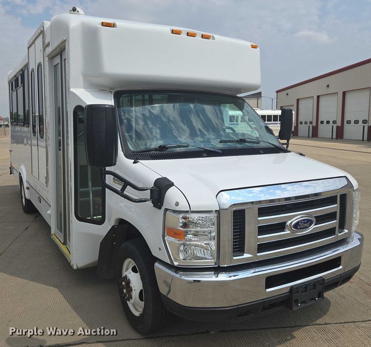 image for item ER5271 2016 Ford E450 shuttle bus
