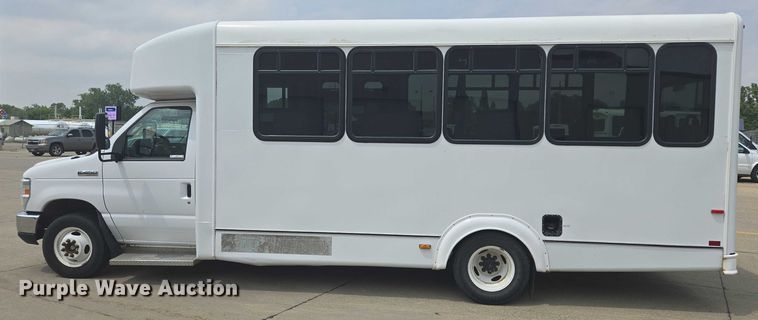 image for item ER5271 2016 Ford E450 shuttle bus