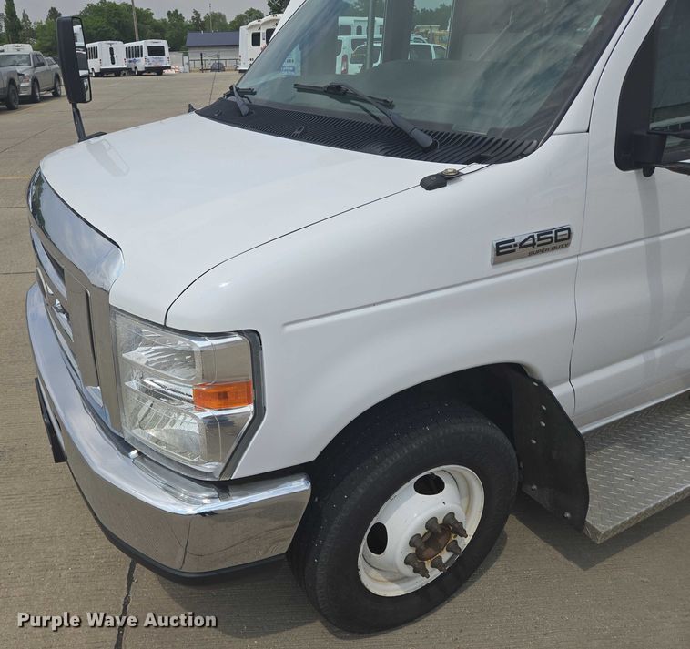image for item ER5271 2016 Ford E450 shuttle bus