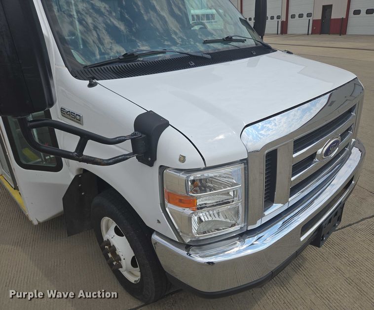 image for item ER5271 2016 Ford E450 shuttle bus