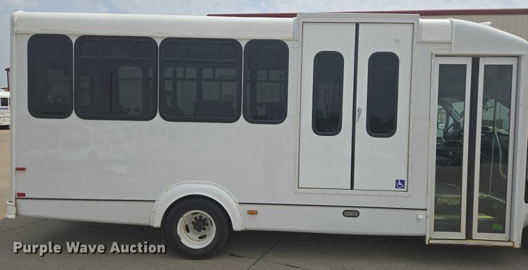 image for item ER5271 2016 Ford E450 shuttle bus