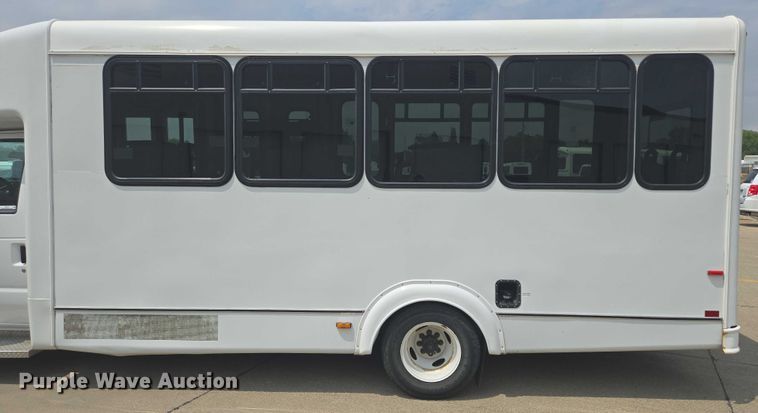 image for item ER5271 2016 Ford E450 shuttle bus