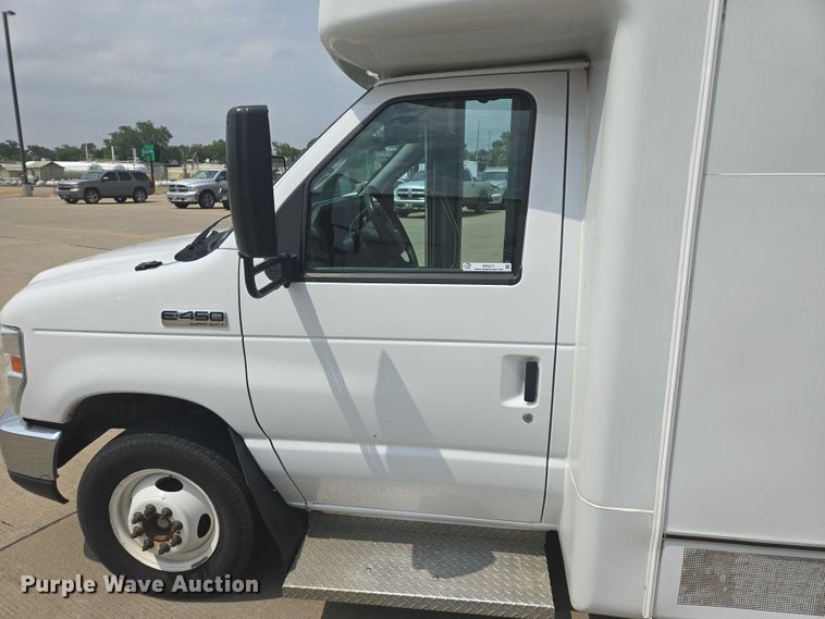 image for item ER5271 2016 Ford E450 shuttle bus