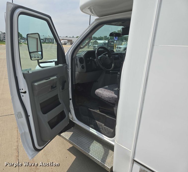 image for item ER5271 2016 Ford E450 shuttle bus