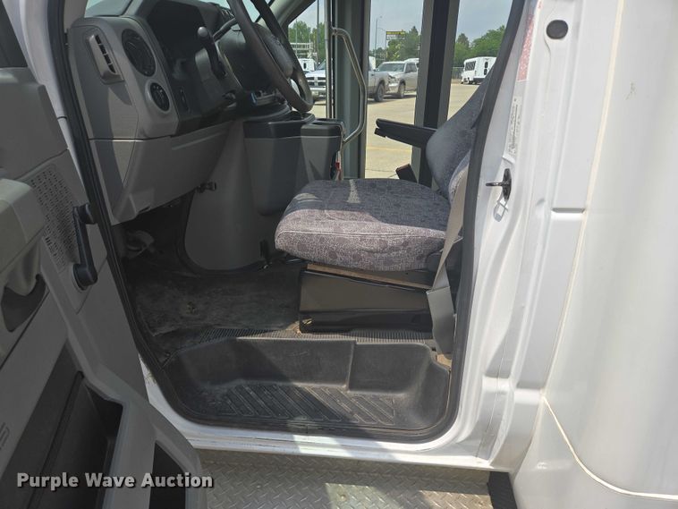 image for item ER5271 2016 Ford E450 shuttle bus