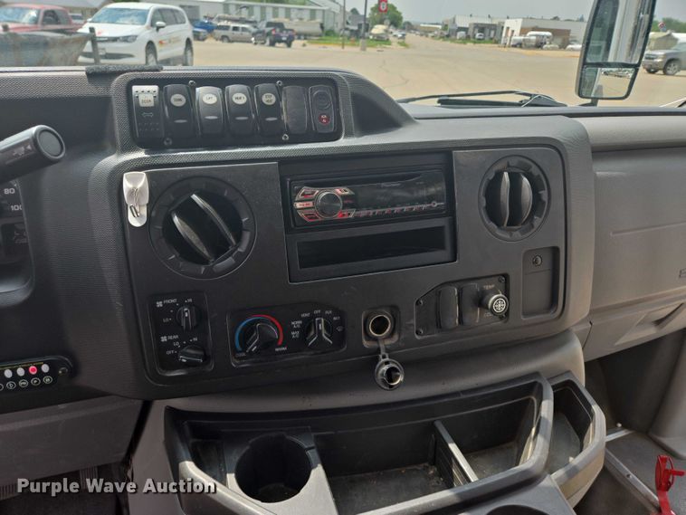 image for item ER5271 2016 Ford E450 shuttle bus