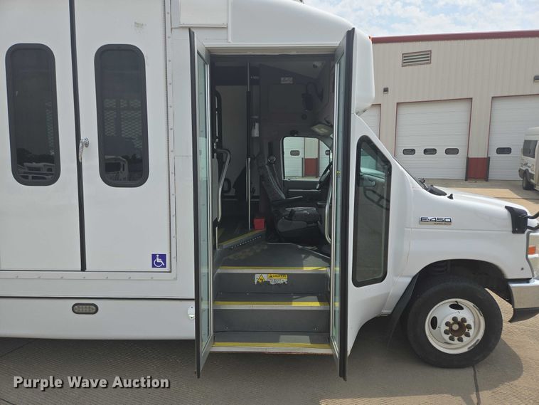 image for item ER5271 2016 Ford E450 shuttle bus