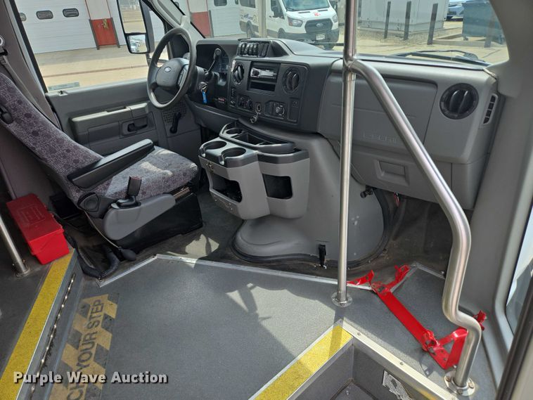 image for item ER5271 2016 Ford E450 shuttle bus