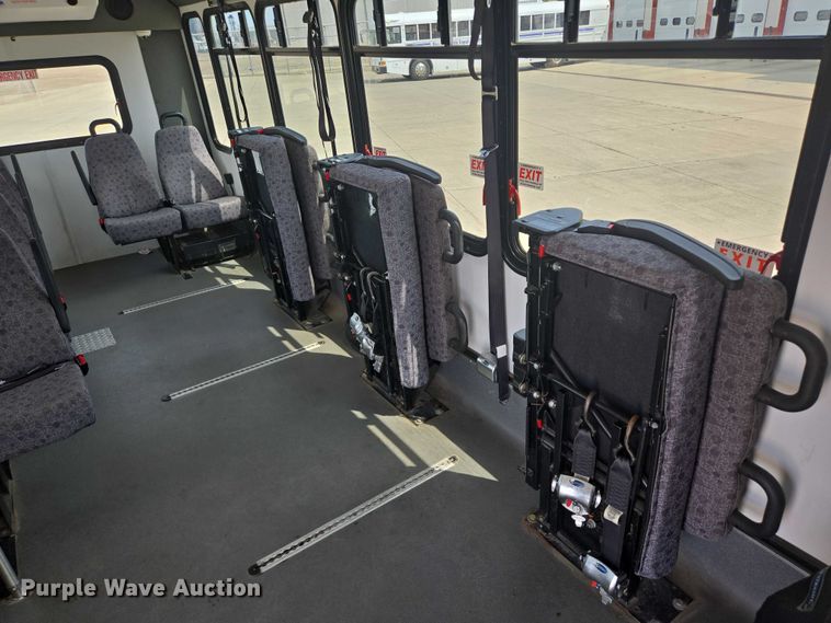 image for item ER5271 2016 Ford E450 shuttle bus