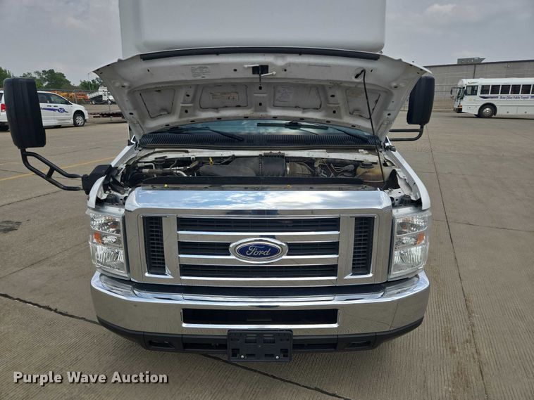 image for item ER5271 2016 Ford E450 shuttle bus