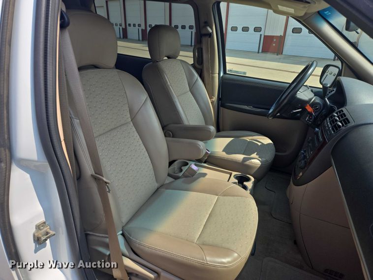 image for item ER5272 2006 Chevrolet Uplander LT van