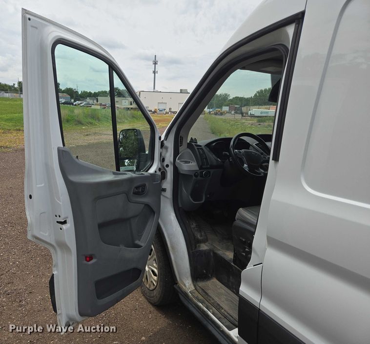 image for item ER5284 2019 Ford Transit 350 van