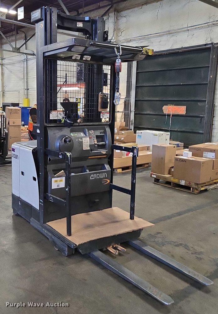 image for item FB9389 2015 Crown SP3520-30 order picker