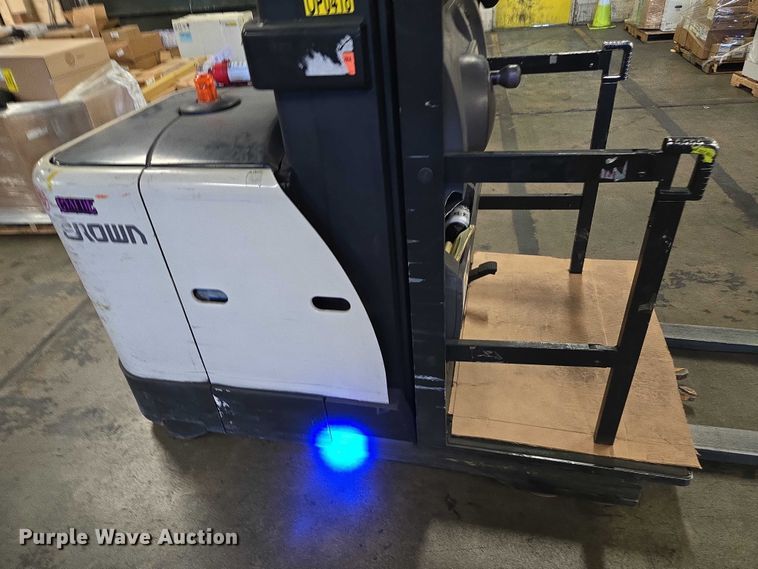 image for item FB9389 2015 Crown SP3520-30 order picker