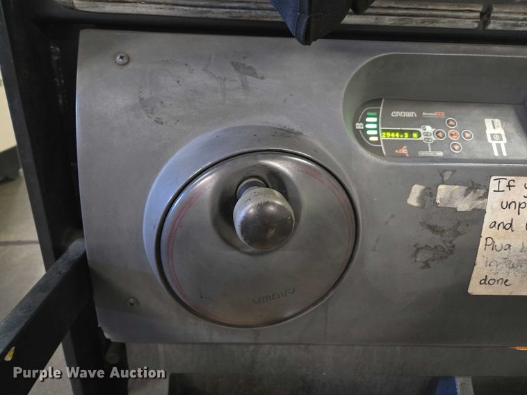 image for item FB9389 2015 Crown SP3520-30 order picker