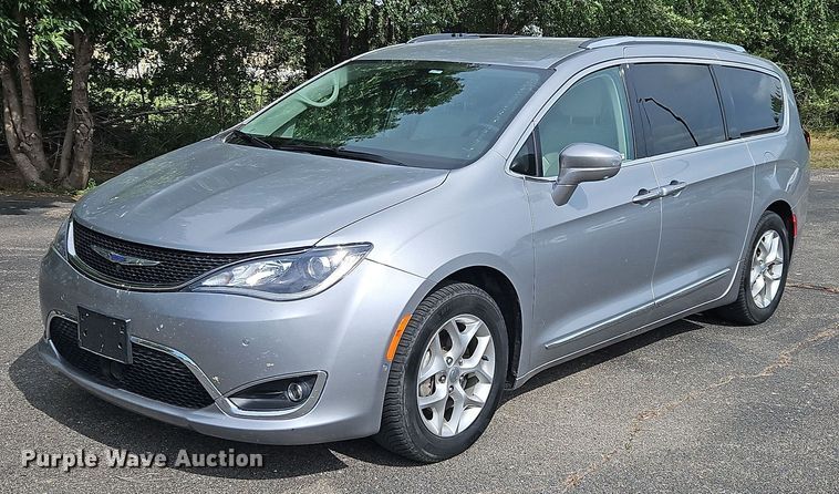image for item OJ9925 2019 Chrysler Pacifica van