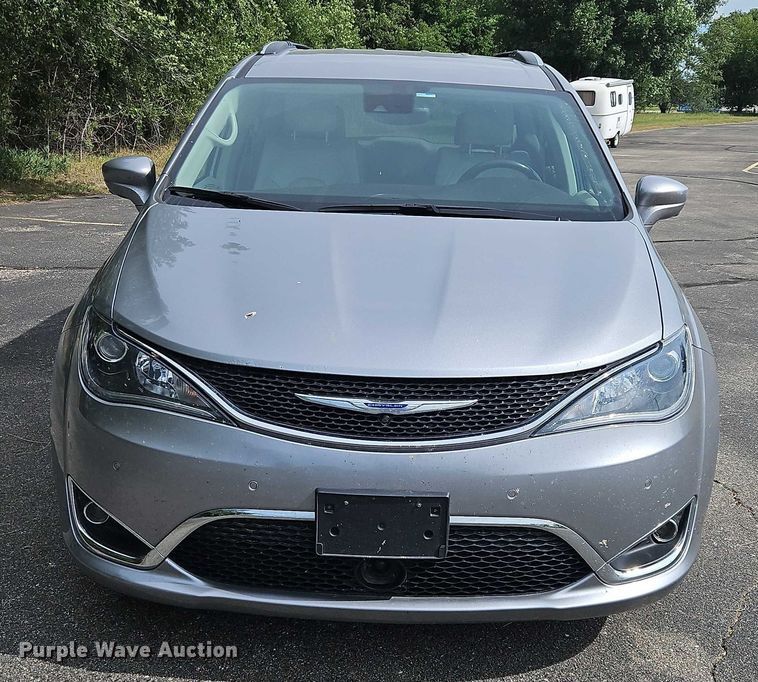 image for item OJ9925 2019 Chrysler Pacifica van