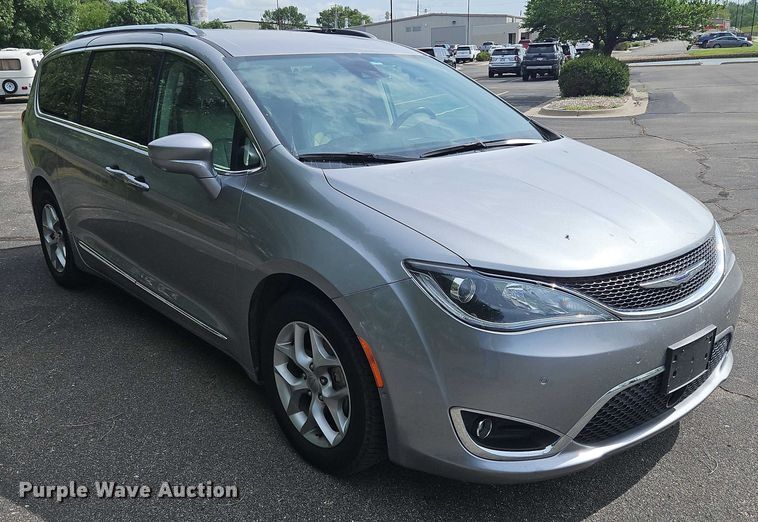 image for item OJ9925 2019 Chrysler Pacifica van