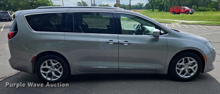 image for item OJ9925 2019 Chrysler Pacifica van